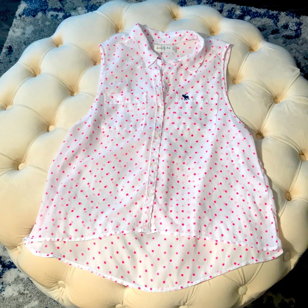 Gorgeous Abercrombie and Fitch pink and white polkadot blouse